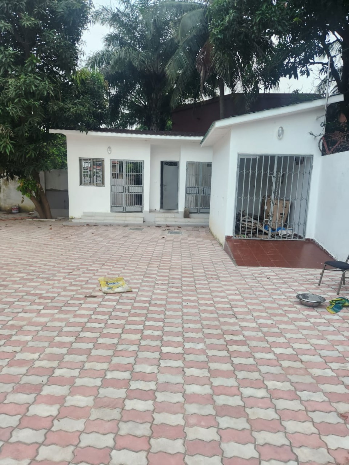Paved courtyard and detached outbuilding